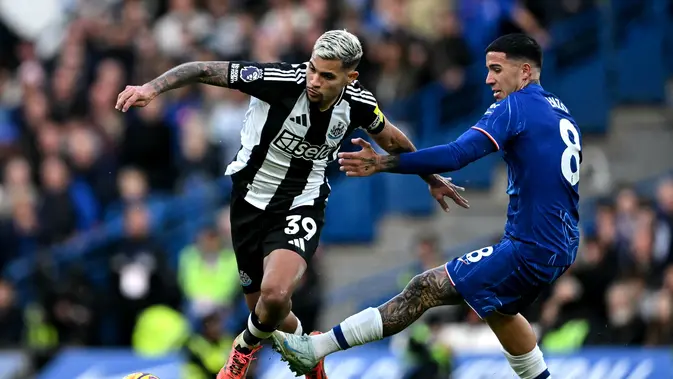Chelsea Gelandang Chelsea asal Argentina Enzo Fernandez berebut bola dengan gelandang Newcastle United asal Brasil Bruno Guimaraes selama pertandingan sepak bola Liga Primer Inggris antara Chelsea dan Newcastle United di Stamford Bridge di London pada 27 Oktober 2024. Chelsea 2 Newcastle 1