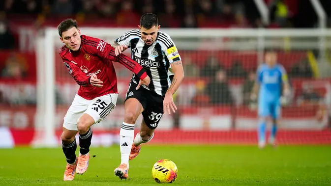 Pemain Manchester United, Manuel Ugarte (kiri), berebut bola dengan pemain Newcastle, Bruno Guimaraes Pemain Manchester United, Manuel Ugarte (kiri), berebut bola dengan pemain Newcastle, Bruno Guimaraes, pada laga Liga Inggris antara Manchester United vs Newcastle di Manchester, Inggris, Jumat, 26 Desember 2025. (AP Photo/Dave Thompson)