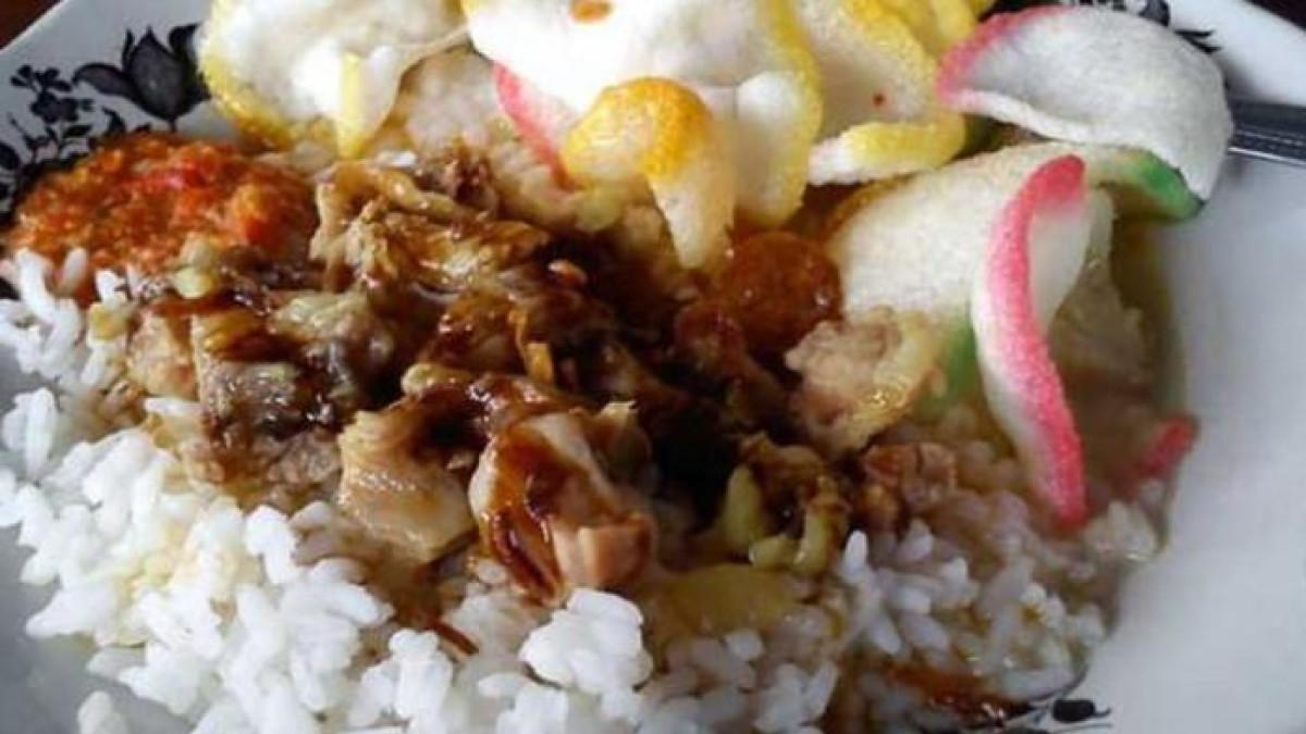 KULINER LEGENDARIS - Seporsi gultik atau gulai tikungan.