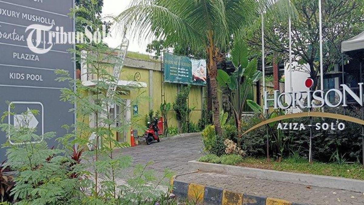 Suasana area depan Hotel Horison Aziza yang berada di Kelurahan Pasar Kliwon, Kota Solo.