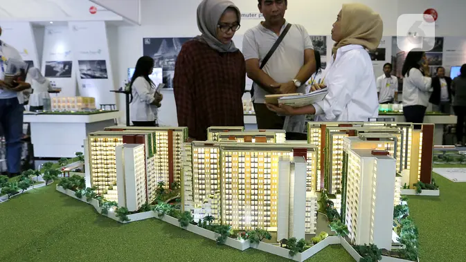 Calon pembeli melihat maket plan tower apartemen pada pameran Indonesia Property Expo 2018 di JCC Jakarta, Senin (24/9). Perusahaan konstruksi BUMN ini menginvestasi Rp1,2 T di atas lahan seluas 1,96 hektar. (Liputan6.com/Fery Pradolo)