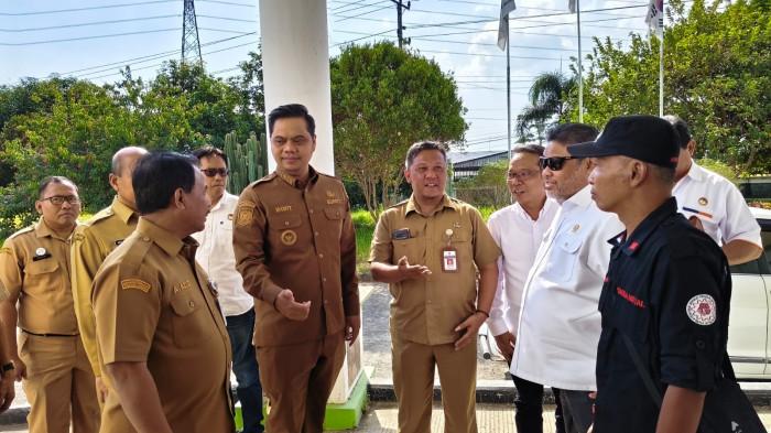 SAMBANGI PT SAMWON - Penasehat Khusus Presiden Bidang Ketenagakerjaan dan Kesejahteraan Buruh, Said Iqbal (baju putih kaca mata hitam) menyambangi PT Samwon Busana Indonesia di Damarjati, Kalinyamatan, Jepara atas isu PHK dampak tutupnya perusahaan, Senin (27/7/2026). Dia meminta karyawan diberikan hak-haknya penuh, termasuk pesangon 1 kali dari ketentuan. 