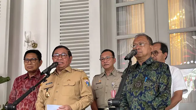 Gubernur Bali I Wayan Koster saat bertemu Gubernur DKI Jakarta Pramono Anung di Balai Kota Jakarta, Selasa (4/8/2026). (Liputan6.com/Winda)