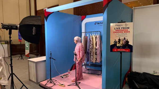 TikTok Shop by Tokopedia menghadirkan kampanye #BeliLokal di gelaran Indonesia Fashion Week (IFW) pada 29 Juli hingga 2 Agustus 2026. (dok. PR)
