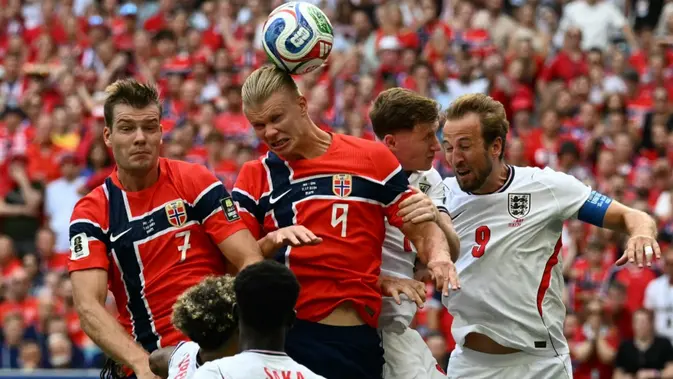 (Dari kiri ke kanan) Penyerang Timnas Norwegia #07, Alexander Sorloth, penyerang Norwegia #09, Erling Braut Haaland, gelandang Inggris #08, Elliot Anderson, dan penyerang Inggris #09, Harry Kane, berebut bola sundulan saat pertandingan perempat final Piala Dunia 2026 antara Norwegia dan Inggris di Stadion Miami, Miami. (ROBERTO SCHMIDT/AFP)