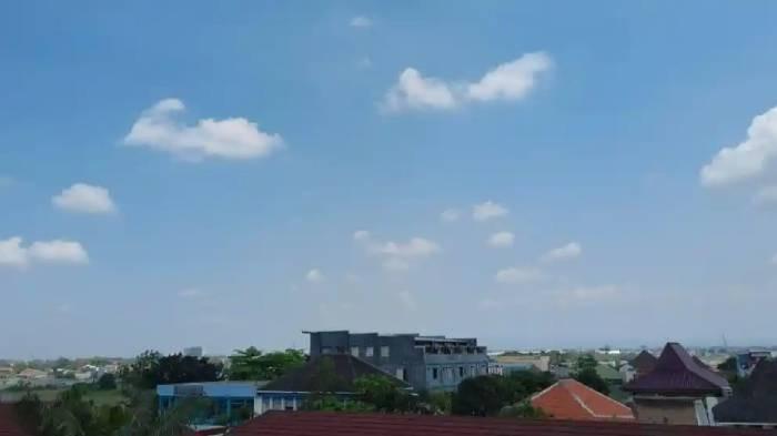 CERAH - Cuaca cerah berawan di kawasan kantor Tribun Network, Klodran, Colomadu, Karanganyar, Jawa Tengah, Sabtu (18/4/2026). Simak prakiraan cuaca Surabaya hari ini, Minggu (5/7/2026).