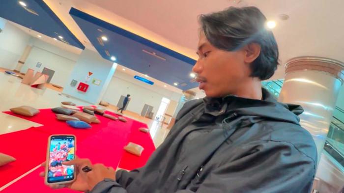 MENCARI AYAH - Muhammad Jasuar Bustam yang tengah mencari informasi keberadaan sang ayah, Bustam Sanusi, korban kebakaran KMP Mutiara Sentosa 2. Kata Jasuar sang ayah sempat mengirimkan video menggunakan pelampung di atas kapal saat peristiwa tersebut terjadi, Minggu (2/8/2026). Foto Nurika-