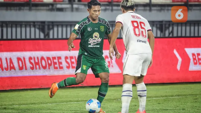 Bek kanan Persebaya Surabaya, Catur Pamungkas mencoba melewati penjagaan dari bek kiri Arema FC, Alfeandra Dewangga dalam laga semifinal Piala Presiden 2026 di Stadion Kapten I Wayan Dipta, Gianyar, Bali, Selasa (4/8/2026). (Bola.com/Alit Binawan)