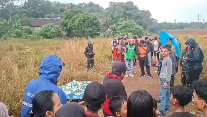 Sejumlah warga mendekati lokasi penemuan mayat di tanah merah Pancoran Mas, Depok. (Liputan6.com/Dicky Agung Prihanto)