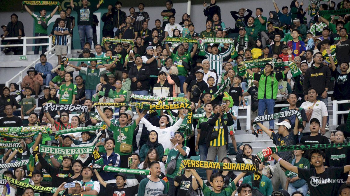 LOLOS SEMIFINAL - Aksi bonek dan bonita mendukung  Persebaya saat melawan Port FC Suphanan pada pertandingan Grup B di Stadion Gelora Bung Tomo (GBT) Surabaya, Sabtu (1/8/2026).  Pada akhir pertandingan Piala Presiden ini Persebaya berhasil mengungguli Port FC dengan skor akhir 2-1 dan menjadi juara grup B. (SURYA/HABIBUR ROHMAN)
