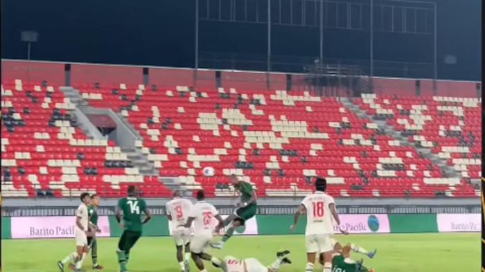 CETAK GOL - Persebaya Surabaya unggul sementara dari Arema FC pada Babak I Semifinal Piala Presiden 2026, Selasa (4/8/2026). Yuran Fernandes cetak gol.