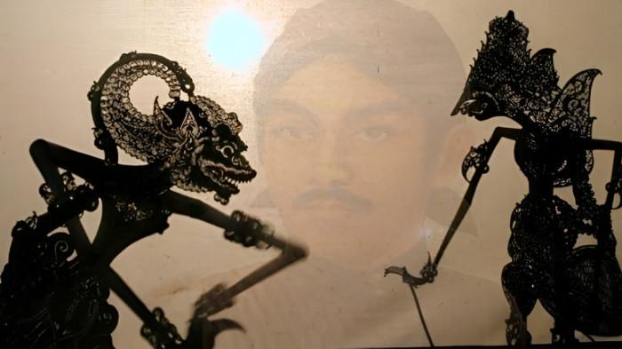 WYANG KULIT- Ilustrasi pertunjukan kesenian wayang kulit.