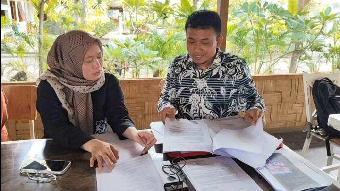 PEMERASAN- Paul Tambunan, penasihat hukum keluarga AKP Fadlun Al Fitri dan lima orang diduga korban pemerasan oknum penyidik Satreskrim Polres Batubara, Bersama Yunita Sari, istri AKP Fadlun Al Fitri.