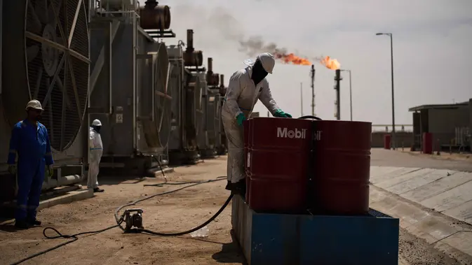 Di sejumlah negara, seperti Amerika Serikat dan Inggris, harga Bahan Bakar Minyak (BBM) mengalami lonjakan yang cukup signifikan. Tampak dalam foto, seorang pekerja mengumpulkan oli mesin saat bekerja di stasiun degassing di ladang minyak Zubair, yang operasinya telah dikurangi karena perang Timur Tengah yang dipicu oleh serangan AS dan Israel terhadap Iran, dekat Basra, Irak, Sabtu, 28 Maret 2026. (AP Photo/Leo Correa)