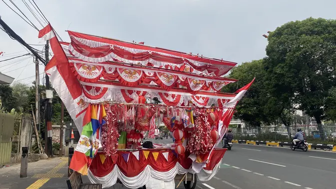 Pedagang bendera merah putih dan pernak-pernik di Jalan Matraman, Jakarta Timur. (Foto: Liputan6.com/Devira P)