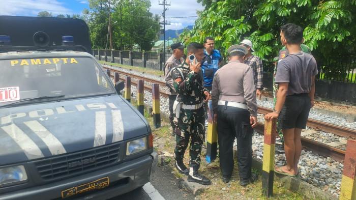 KECELAKAAN - Petugas kepolisian bersama personel TNI melakukan olah tempat kejadian perkara (TKP) di lokasi seorang pejalan kaki yang tewas tertabrak Kereta Api Pariaman Ekspres B5 di jalur rel KM 12/700, depan Bundaran Universitas Negeri Padang (UNP), Kelurahan Air Tawar Timur, Kecamatan Padang Utara, Kota Padang, Selasa (4/8/2026). Berdasarkan keterangan polisi, korban sempat diperingatkan saksi sebelum tertabrak kereta yang melintas dari arah Pariaman menuju Simpang Haru.
