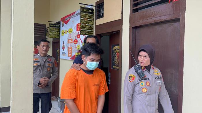JAMBRET PONSEL - Pelaku penjambretan ponsel di Kota Baru, S, digiring polisi setelah dihadapkan ke awak media, Selasa (4/8/2026).