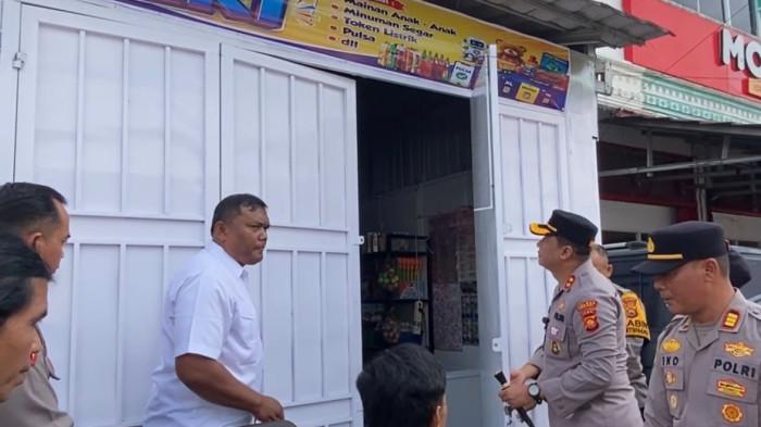 MILIKI TOKO SENDIRI-Penyandang disabilitas di Kerinci yang selama lima tahun berjualan mainan keliling kini memiliki toko setelah mendapat bantuan dari Kapolri melalui Polres Kerinci dan Polsek Sungai Penuh.