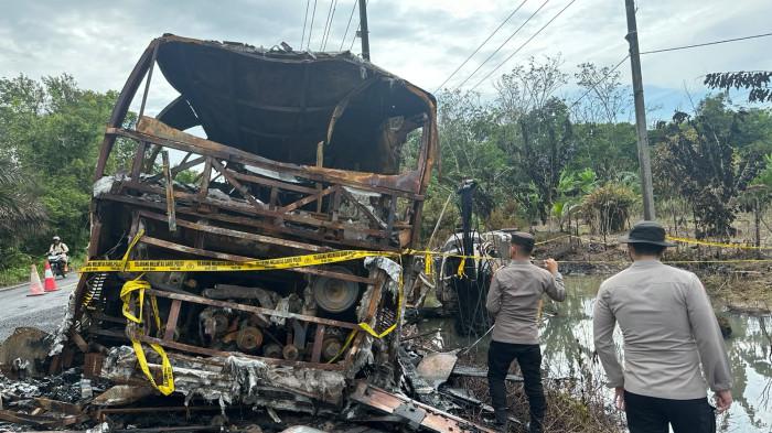 BUS TERBAKAR - Bus ALS terbakar di Desa Karang Jaya, Kabupaten Musi Rawas Utara (Muratara), Sumatra Selatan, pada Rabu (6/5/2026) siang. Bus arah Sarolangun, Jambi, ini terbakar setelah bertabrakan dengan truk tangki. Sebanyak 16 orang meninggal dalam peristiwa itu.