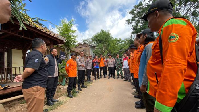 KELUARGA - OSC Basarnas Jember, Jefriyansah bersama Kapolres Bondowoso AKBP Aryo Dwi Wibowo saat menyampailan hasil pencarian 2 pendaki di Gunung Piramid yang dikabarkan hilang kontak di Gunung Piramid, Kelurahan/Kecamatan Curahdami, Bondowoso, Jawa Timur, Selasa (4/8/2026).