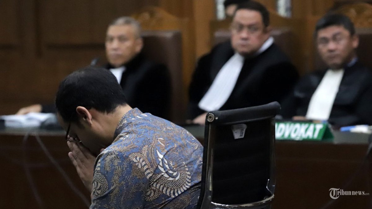 SIDANG VONIS - Raut wajah Mantan Mendikbudristek Nadiem Anwar Makarim saat menjalani sidang vonis di Pengadilan Tipikor Jakarta Pusat, Selasa (30/6/2026). Majelis Hakim menjatuhkan vonis 10 tahun pidana penjara karena bersalah sebagaimana dakwaan subsider, yakni melanggar Pasal 604 juncto Pasal 18 UU Tindak Pidana Korupsi juncto Pasal 20 huruf c UU No 1 Tahun 2023 tentang KUHP. Hakim juga menghukum Nadiem membayar denda Rp 1 miliar subsider 190 hari kurungan dan uang pengganti Rp 809 miliar. Tribunnews/Jeprima