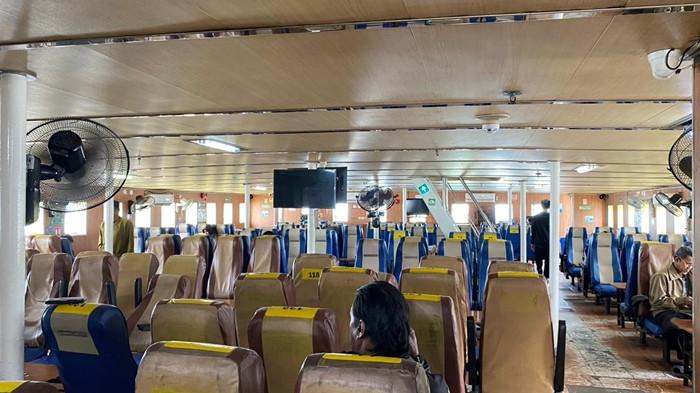 JADWAL KAPAL FERI - Tampak sejumlah penumpang saat berada di atas kapal feri KMP Manta II, saat diabadikan TribunKaltara.com, belum lama ini. Selain jadwal feri, dalam artikel ini tersaji lengkap jam berangkat disertai tarif yang penumpang KMP Manta II rute Nunukan ke Sebatik perlu ketahui. (TribunKaltara.com/Fatimah Majid)