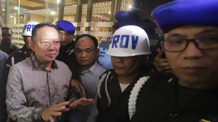 DITAHAN - Tersangka Febrie Adriansyah usai menjalani pemeriksaan Tim 9 di Gedung Kejaksaan Agung, Jakarta, Jumat (24/7/2025). Febrie Adriansyah yang juga mantan Jampidsus ini menjalani pemeriksaan kurang lebih 10 jam sebagai tersangka terkait kasus dugaan tindak pidana pencucian uang (TPPU) emas 74 kilogram dan uang tunai ratusan miliar yang ditemukan di rumahnya. Tribunnews/Jeprima