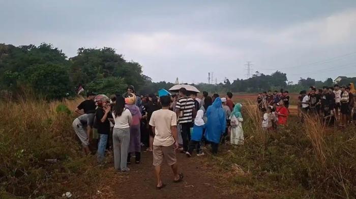 MAYAT DALAM KARUNG - Warga berbondong-bondong menyaksikan penemuan mayat dalam karung di Jalan Raya Kav, Pancoran Mas, Depok, Jawa Barat pada Selasa (4/8/2026) sore. Korban dalam kondisi tak utuh.