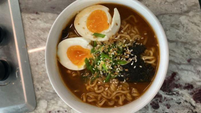 MENGGOYANG LIDAH- Ramen kuah pedas adalah menu yang cocok disantap saat musim hujan. Menu ini siap menggoyang lidah Anda.