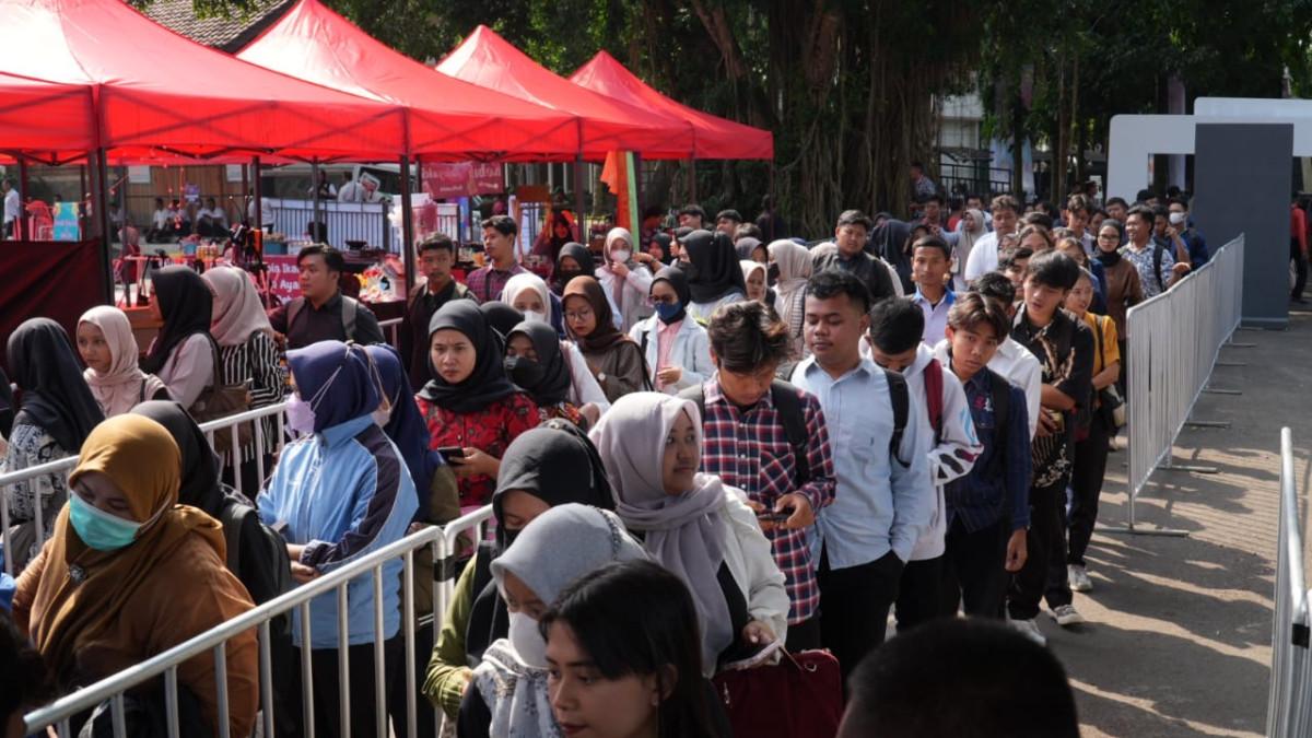 KLATEN JOB FAIR - Antrean warga hendak masuk ke Klaten Job Fair 2025, di Gedung Sunan Pandanaran kompleks RSPD Klaten, Rabu (23/7/2025)