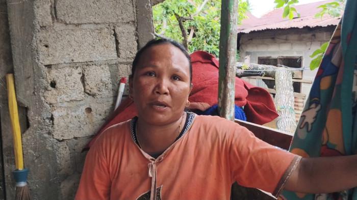 KORBAN BANJIR- Jusnira (40), warga RT 02/RW 06, Kelurahan Lapau Munggu, Kecamatan Kuranji, Kota Padang, menunjukkan kondisi rumahnya yang dipenuhi lumpur usai diterjang banjir, Selasa (4/8/2026). Setelah tiga kali terdampak banjir sejak November 2025, ia berharap pemerintah merelokasi keluarganya ke tempat yang lebih aman. 