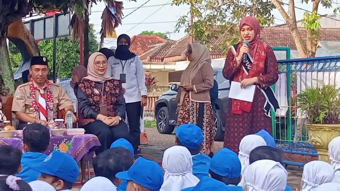 Kepala Badan Pengembangan dan Pembinaan Bahasa Kementerian Pendidikan Dasar dan Menengah (Kemendikdasmen), Hafidz Muksin, didampingi Bunda PAUD Kota Jambi, Dr. dr. Hj. Nadiyah, Sp.OG dan Kepala Dinas Pendidikan Kota Jambi Sugiono mengunjungi TK Negeri Pembina 1 Telanaipura, Kota Jambi, Rabu (5/8/2026)