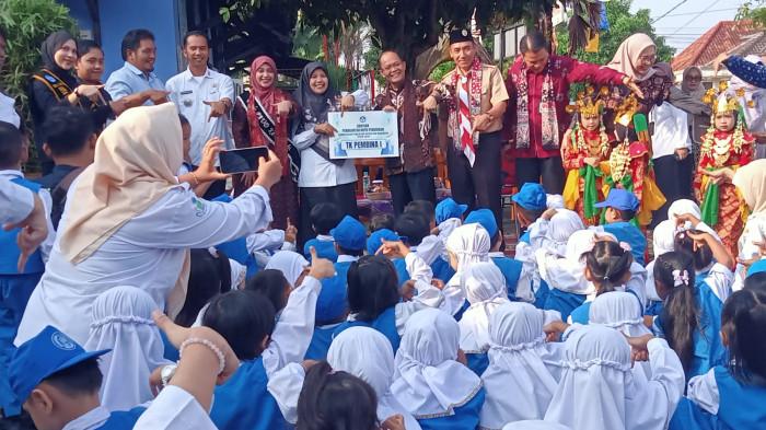 Kepala Badan Pengembangan dan Pembinaan Bahasa Kementerian Pendidikan Dasar dan Menengah (Kemendikdasmen), Hafidz Muksin, didampingi Bunda PAUD Kota Jambi, Dr. dr. Hj. Nadiyah, Sp.OG dan Kepala Dinas Pendidikan Kota Jambi Sugiono mengunjungi TK Negeri Pembina 1 Telanaipura, Kota Jambi, Rabu (5/8/2026)