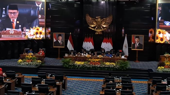 Ketua DPRD DKI Jakarta Suhud Alynudin saat rapat paripurna  