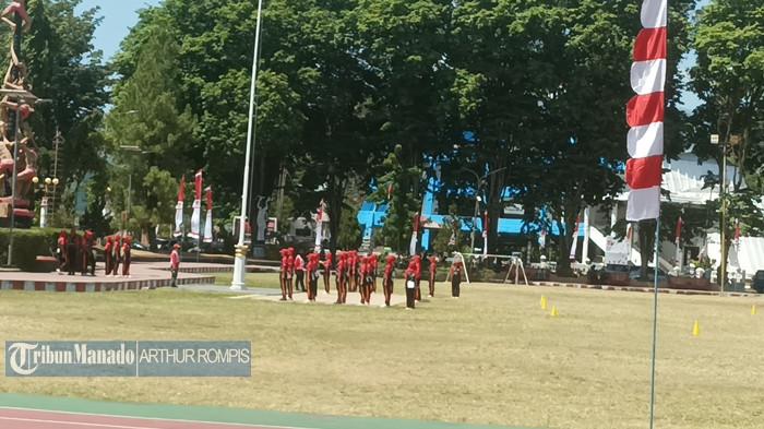 LATIHAN PASKIBRAKA - Para anggota Paskibra (Pasukan Pengibar Bendera) Kota Manado berlatih keras di tengah cuaca panas 