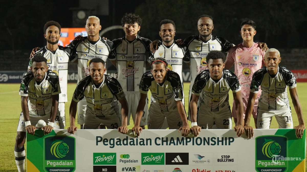 FOTO BERSAMA - Foto kesebelasan Persipura Jayapura saat melawan Kendal Tornado FC dalam pertandingan Liga 2 di Stadion Sriwedari, Solo, Minggu (1/3/2026) malam. Persipura kalah dengan skor 2-1 atas tuan rumah Kendal Tornado FC. Tribun Solo/Muhammad Nursina