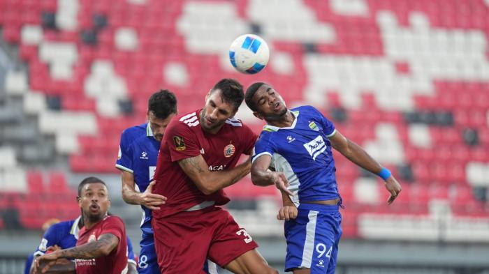 DUEL UDARA - Bek Persija Jakarta, Demis Kolinger saat berduel dengan striker Persib Bandung Ulliam Barros dalam laga semifinal Piala Presiden 2026 di Stadion Kapten I Wayan Dipta, Gianyar, Bali, Selasa (4/8/2026). dok: Persija
