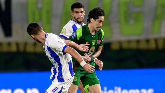 Francisco Riverea - Persebaya Vs Persib di BRI Super League 2025/2026 Gelandang Persebaya Surabaya, Francisco Rivera melewati penjagaan gelandang Persib Bandung, Luciano Guaycochea dalam laga pekan ke-24 BRI Super League 2025/2026 di Stadion Gelora Bung Tomo, Surabaya, Senin (2/3/2026). (Dok. Persebaya)