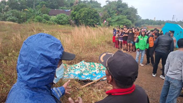 MUTILASI - Warga mendatangi lokasi penemuan mayat termutilasi di area tanah lapang Jalan Raya Kav, Pancoran Mas, Depok, Jawa Barat pada Selasa (4/8/2026).