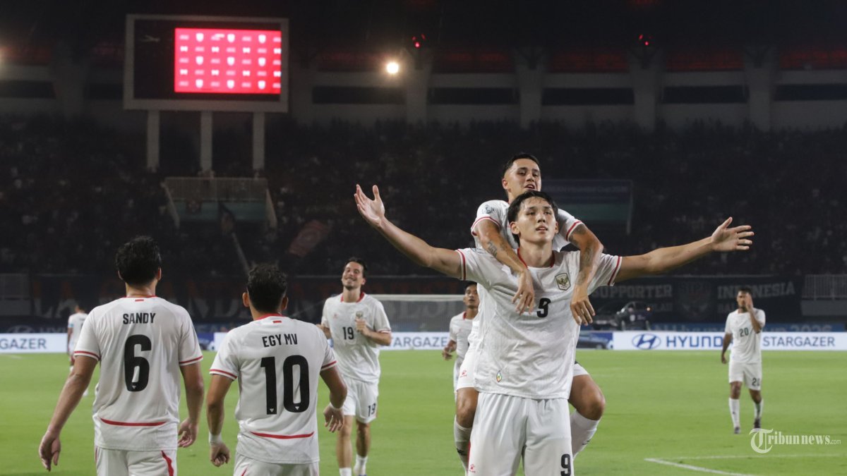 MENANG BESAR - Pesepak bola timnas Indonesia Mitchell Lee Baker melakukan selebrasi usai mencetak gol saat melawan Kamboja pada laga Grup A Piala AFF 2026 di Stadion Pakansari, Bogor, Senin (27/7/2026). Pada laga Grup A Piala AFF 2026 timnas Indonesia berhasil mengalahkan timnas Kamboja dengan skor 5-1. Tribunnews/Jeprima