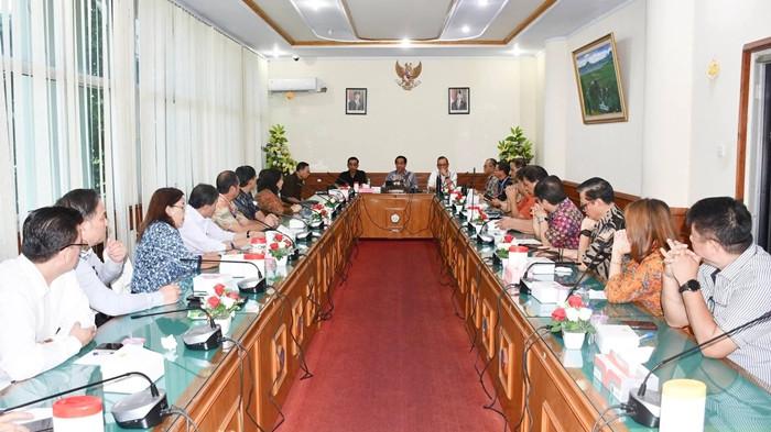 Plt Rektor Unsrat Prof Jamaluddin Jompa pimpin rapat dengan para wakil rektor