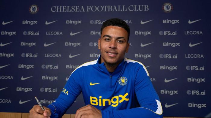 Pemain baru Chelsea dari Aston Villa yang pecahkan rekor transfer termahal pemain Inggris, Morgan Rogers. Ia resmi diperkenalkan ke publik pada Rabu (22/7/2026). Nilai transfernya mencapai 117 juta pound.