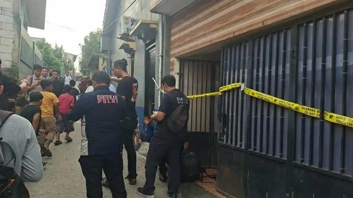 MUTILASI DEPOK - Tim Inafis Polri melakukan olah TKP kasus mutilasi di wilayah Cipayung, Depok, Rabu (5/8/2026). Sebuah rumah kontrakan berlantai dua didatangi polisi dan Tim Inafis Polri.