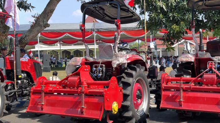 BANTUAN - Bupati Kediri Hanindhito Himawan Pramana saat penyerahan alsintan di halaman belakang Kantor Pemerintah Kabupaten Kediri, Rabu (5/8/2026) siang pukul 13.30 WIB.