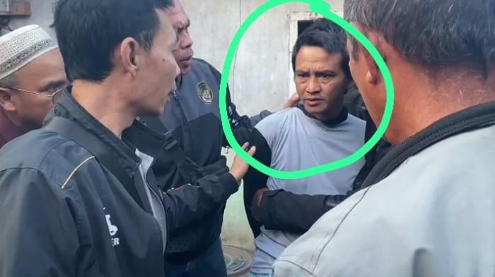 TERTANGKAP - Foto pelaku saat berhasil diamankan kepolisian pada Kamis (30/7/2206). Pelaku tertangkap usai sempat buron dan keluar dari persembunyiannya karena kelaparan.