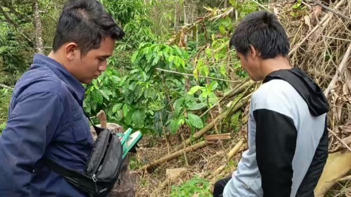 DIDUGA BERENCANA - Foto saat pelaku (berjaket abu hitam) menunjukan kepada polisi lokasi sajam disembunyikan. Aksi pembunuhan lansia di Seguring Rejang Lebong diduga telah direncanakan.