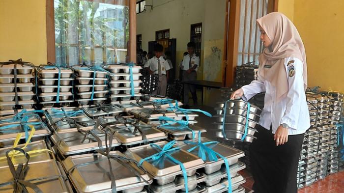 KERACUNAN MBG - Seorang guru SMP Negeri 2 Jepara mengumpulkan tempat makanan program MBG, Rabu (5/8/2026). 123 siswa dan guru dari sekolah tersebut diduga mengalami keracunan makanan MBG pada menu yang dibagikan pada Senin (3/8/2026).
