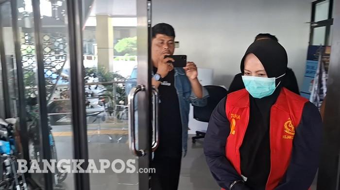 Kenakan rompi merah Wakil Gubernur Bangka Belitung Hellyana, keluar dari Kantor Kejari Kota Pangkalpinang, Kamis (30/7/2026).