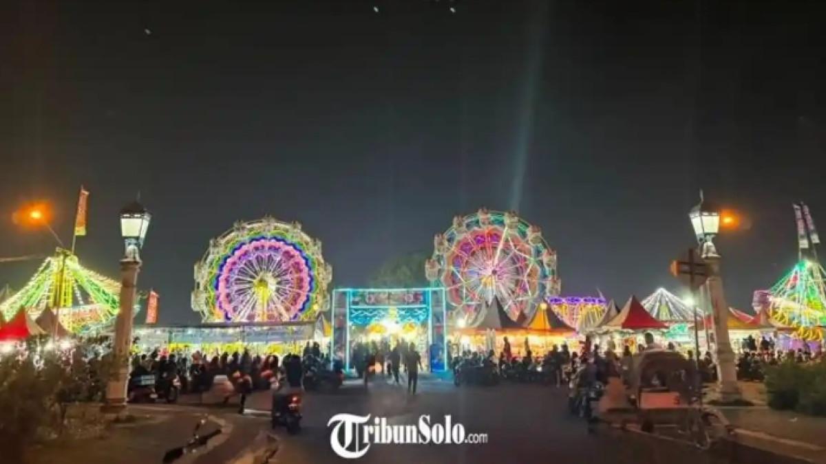 SEKATEN SOLO - Suasana sekaten di Alun-Alun Lor Surakarta Jalan Kedung Lumbu, Kec. Ps. Kliwon, Kota Surakarta, Jawa Tengah. Foto diambil pada Minggu 2 Agustus 2026. Sekaten 2026 bisa jadi pilihan wisata malam di Solo.