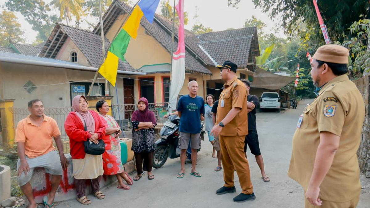 PEMBANGUNAN DI KLATEN - Bupati Klaten Hamenang Wajar Ismoyo berdialog dengan warga saat meninjau ruas jalan rusak di Dukuh Gulangan, Desa Ngemplakseneng, Kecamatan Manisrenggo, Selasa (4/8/2026).
